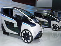 【CEATEC13】トヨタ、「バイクのように走る」3輪小型EV i-ROAD を初披露 画像