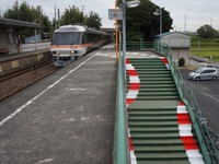 【F1 日本GP】鈴鹿サーキット稲生駅、ホームや階段がレーシングコースに 画像