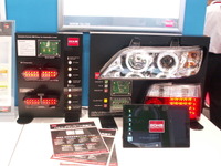 【CEATEC13】LEDヘッドランプ、なぜ青白い？ 画像