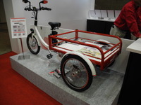 【CEATEC13】“リアカー一体型”電動三輪車で電子部品PR…太陽誘電 画像