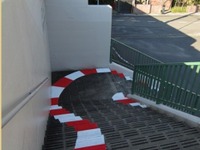 伊勢鉄道の鈴鹿サーキット稲生駅が「レーシングコース」に…縁石ペイントで装飾 画像