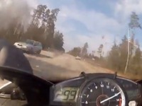車とバイク、危険すぎる公道チェイス…300km/hオーバー［動画］ 画像