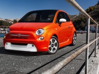 フィアット 500e、チャリティオークションに…イーストウッドら10人がカスタマイズ 画像