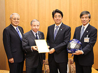 JAF小栗会長・FIA トッド会長、安倍総理を表敬訪問 画像