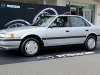 米マツダ、1991年式 カペラ をフルレストア…NFLのスター選手に納車 画像