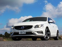 【ボルボ 60シリーズ R-DESIGN 改良新型】素材のコントラストで立体感表現 画像