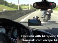 スーパーカーと高性能バイク、高速道路で危険なチェイス…280km/h［動画］ 画像