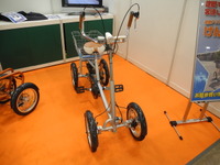 【サイクルモード13】バイク部品メーカーが電動アシスト4輪車を開発、年間1000台の販売目指す 画像