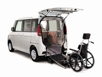 マツダ、フレアワゴン 車いす移動車 を発売 画像