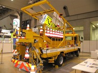 【ハイウェイテクノ13】安全かつ迅速に道路整備を行うための新兵器 画像