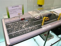 【ハイウェイテクノ13】冬道をより安全に走るための道路情報システムを開発 画像