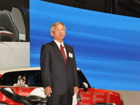 【東京モーターショー13】スズキ 本田副社長「HVをコンパクトカーに合ったシステムとコストでお届けする」 画像