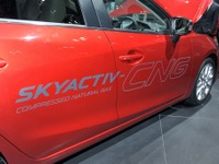【東京モーターショー13】マツダ小飼社長、SKYエンジンはCNGに対応しやすい 画像