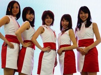 【東京モーターショー13】富士通テンブースは「会話で検索できるナビ」とコンパニオンがお出迎え［写真蔵］ 画像