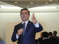 【東京モーターショー13】日産ゴーン社長「FCVの普及にはしばらく時間がかかる」 画像