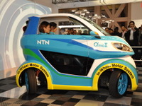 【東京モーターショー13】NTN、真横方向移動可能の発展型小型EV「Q'mo II(キューモツー)」を公開 画像