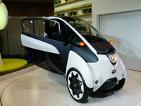 【東京モーターショー13】トヨタ「i-ROAD」、最新型の1台をこっそりと展示 画像