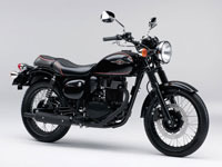 カワサキ、250ccクラシックスポーツ「エストレヤ」にブラック調の特別仕様車を設定 画像