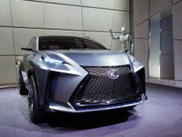 【東京モーターショー13】レクサス LF-NX…ターボエンジン搭載に伴いスポーティなカラーを採用［詳細画像］ 画像