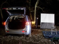 アウトランダー PHEV ＆ プロジェクターで非日常の100インチ映像体験 画像