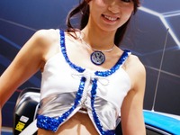 【東京モーターショー13】コンパニオンとの距離が近いフォルクスワーゲン…その11 画像