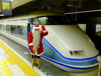 東武特急にサンタクロースが乗車…「ちょっと早いクリスマス気分」 画像