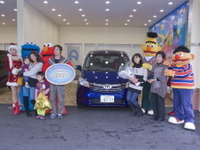 ホンダカーズ大阪、USJ納車センター累計納車台数1000台達成 画像