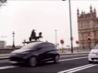 ルノーの小型EV、ZOE…実物大のスロットカーレースに挑戦?!［動画］ 画像