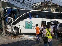 タイ・プーケットで大型バスが下り坂暴走、7台に衝突し2人死亡 画像