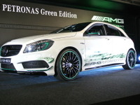 【東京オートサロン14】ベンツ日本、A 45 AMG 4MATIC PETRONAS Green Editionを初公開 画像