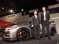 【東京オートサロン14】日産GT-R NISMO、ニュル7分8秒…ドライバーのクルム「夢のよう」 画像