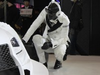 【東京オートサロン14】レクサスブース、サーキットのピットを表現 画像