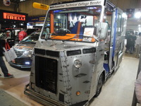 【東京オートサロン14】花壇自動車大学校、車好きを育てるための移動実習車を製作 画像
