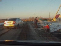 ロシアの交通トラブル、ナイフ男とスコップ男が対決［動画］ 画像