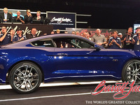 フォード マスタング 新型、量産第一号車がオークションに…30万ドルの高値落札 画像