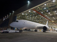 ボーイング、月産10機ペースの787ドリームライナー初号機をロールアウト 画像