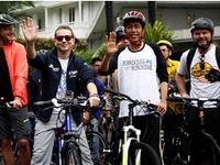 ヤマハのモトGPライダーのロレンソ選手、ジャカルタ特別州知事と電動アシスト自転車で通勤 画像