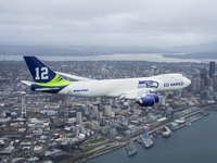 ボーイング747-8にシアトル・シーホークスのペイント…ワシントン上空を飛行 画像