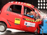 タタの超低価格車、ナノ …インドの衝突安全テストに失格 画像