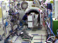 ISSの若田宇宙飛行士、「きぼう」からナノラックスの超小型衛星を放出準備を開始 画像