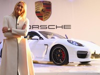 シャラポワ 選手、特別な ポルシェ パナメーラ をソチで披露 画像
