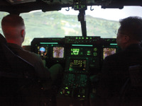沖縄防衛局と外務省関係者、「オスプレイ」フライト・シミュレーターによる飛行体験 画像