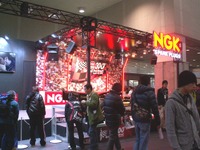【大阪オートメッセ14】NGKブース、F1マシンを展示して高性能プラグを訴求 画像