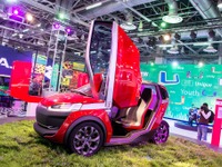 【デリーモーターショー14】シザーズドアは実用面を考慮して…バジャジ U-Car コンセプト［詳細画像］ 画像