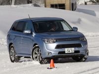 【三菱 アウトランダーPHEV 氷上試乗】超低μ路で四駆性能の極限に挑む…斎藤聡 画像