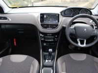 【プジョー 2008 新型 発売】ターゲットは少し尖った個性を求める層…室内空間はエレガントに 画像