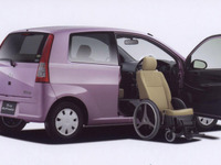 車いすごと運転できるダイハツ ミラ、軽自動車初 画像