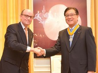 三菱自動車の益子社長、オランダ国王より叙勲 画像