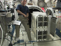 ISSの若田宇宙飛行士、超小型衛星の放出準備を実施…ナノラックスの衛星放出機構を使用 画像