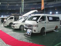 【大阪キャンピングカーショー14】スマイルファクトリー、エアサス仕様の CAMSUS ハイエース を出展 画像